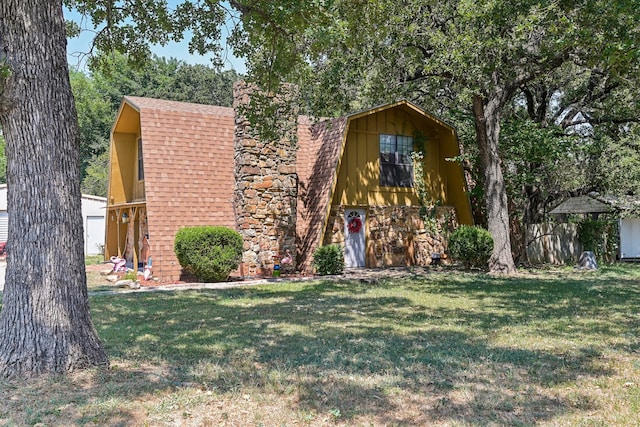 view of front of property featuring a front yard