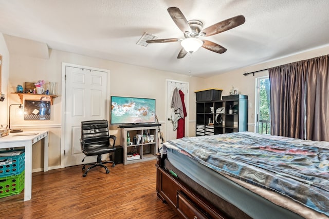 bedroom featuring ceiling fan, a textured ceiling, and hardwood / wood-style floors