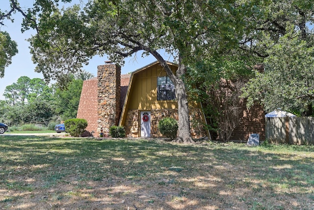 view of front of property featuring a front yard