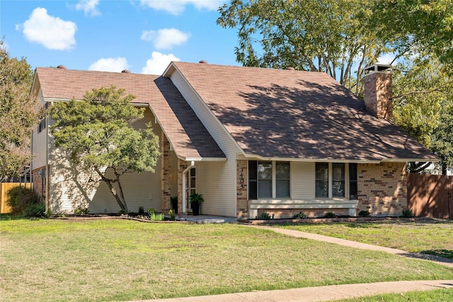 view of front of house featuring a front lawn