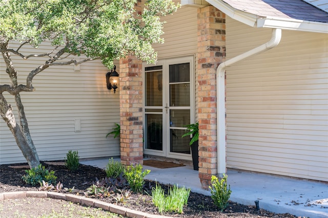 entrance to property with a patio