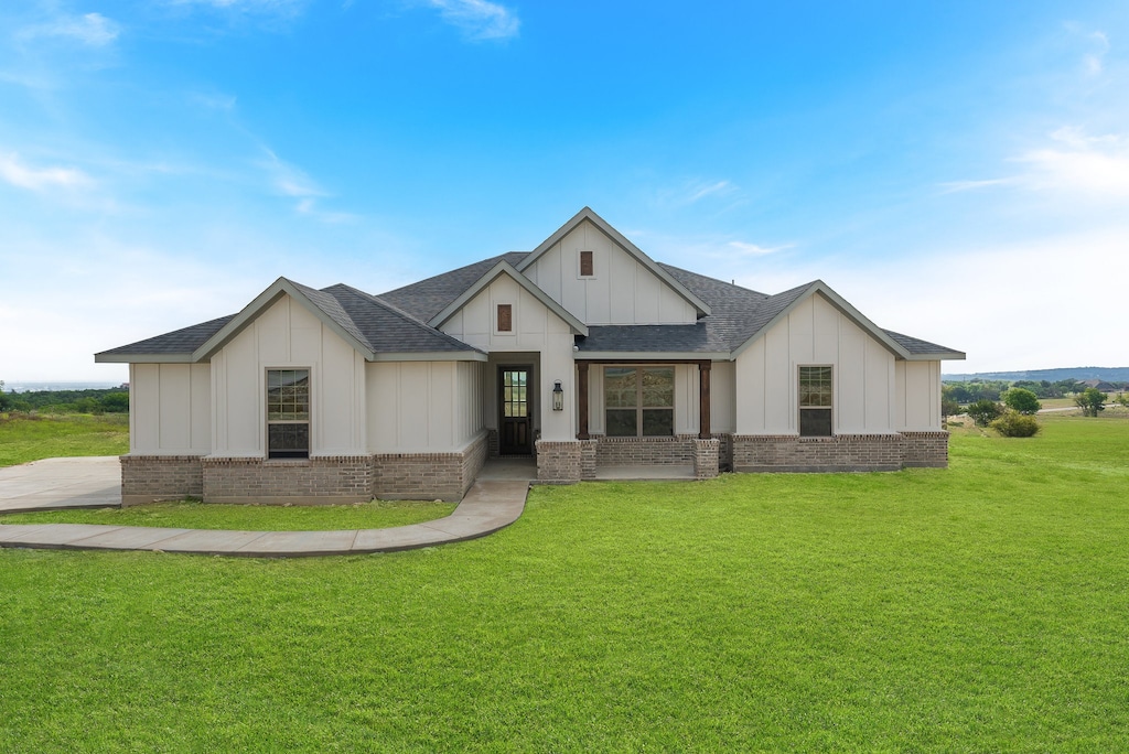 modern inspired farmhouse featuring a front lawn