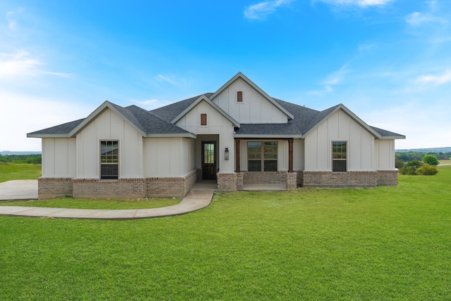 modern farmhouse style home featuring a front lawn