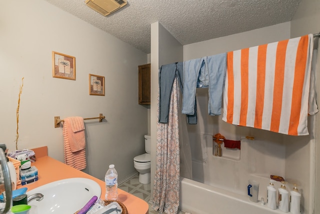 full bathroom with a textured ceiling, toilet, sink, and shower / tub combo