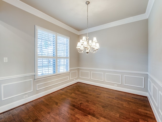 spare room with an inviting chandelier, dark wood-type flooring, and crown molding