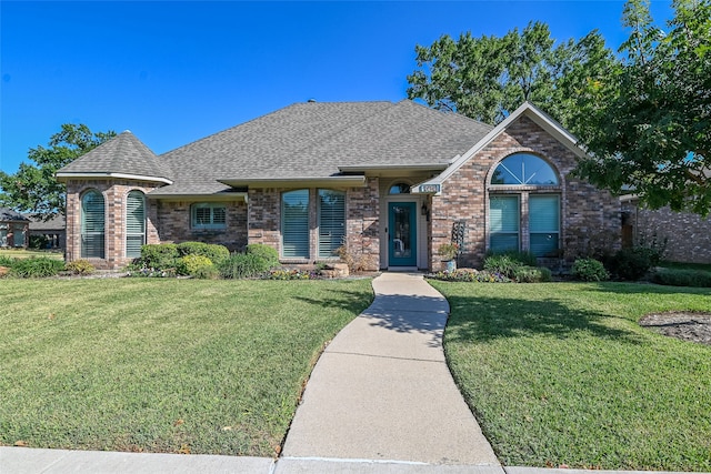 view of front facade with a front yard