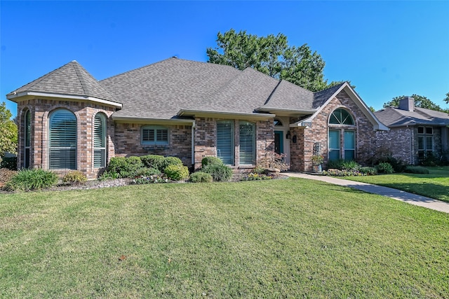 view of front of property featuring a front lawn