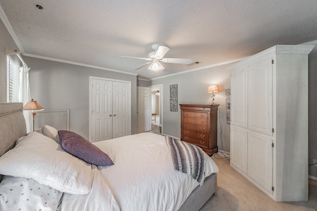 bedroom with light carpet, crown molding, a textured ceiling, and ceiling fan