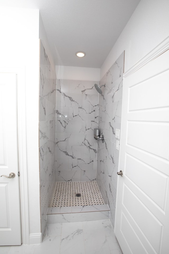 bathroom featuring a tile shower