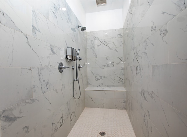 bathroom featuring a tile shower