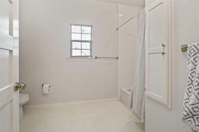 bathroom featuring toilet and shower / tub combo with curtain