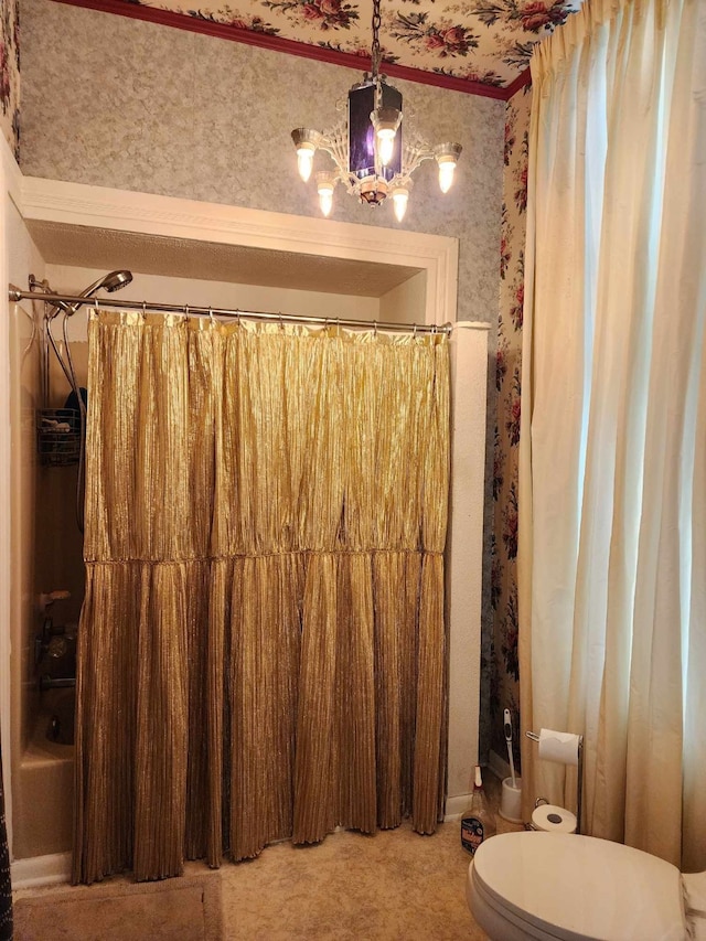 bathroom featuring a notable chandelier, shower / bath combination with curtain, and toilet