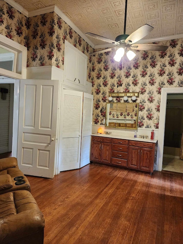 kitchen featuring sink, crown molding, dark hardwood / wood-style floors, and ceiling fan