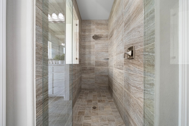 bathroom featuring tiled shower