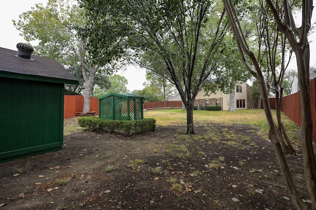 view of yard featuring a shed