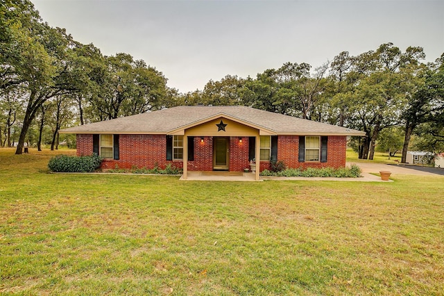 ranch-style home featuring a front lawn