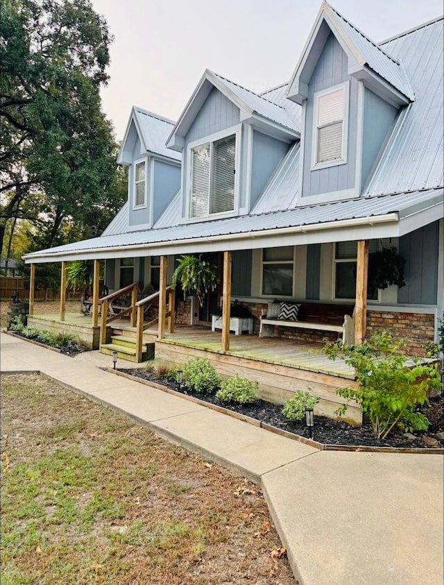 view of front facade featuring a porch