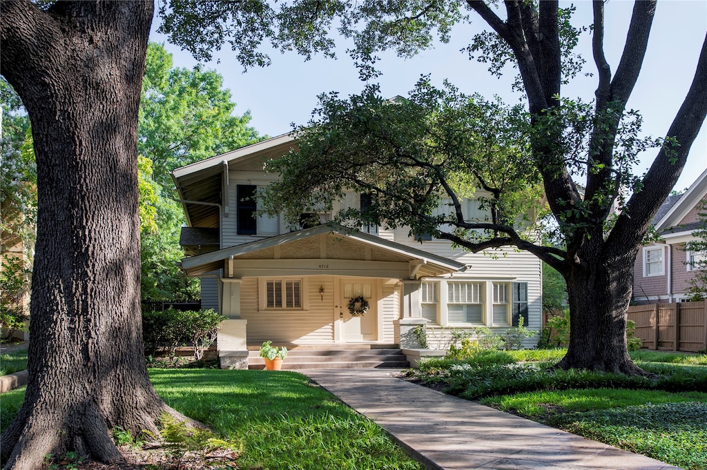 view of front of home featuring a front yard