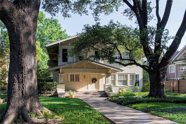 view of front of home featuring a front yard