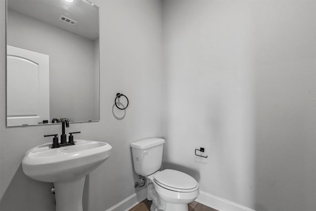 bathroom featuring toilet and sink