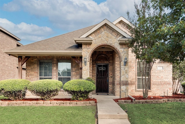 view of front of property featuring a front lawn