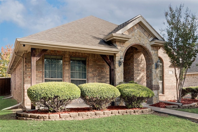 view of front of house with a front lawn