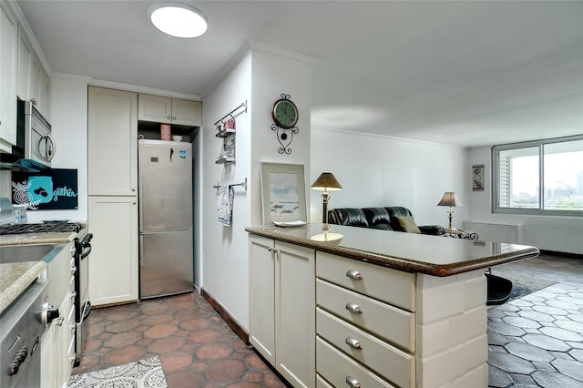 kitchen with ornamental molding, open floor plan, a peninsula, appliances with stainless steel finishes, and baseboards