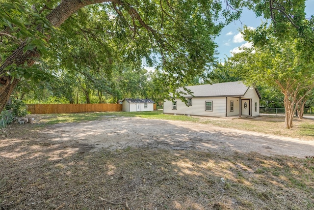 view of yard featuring a storage unit