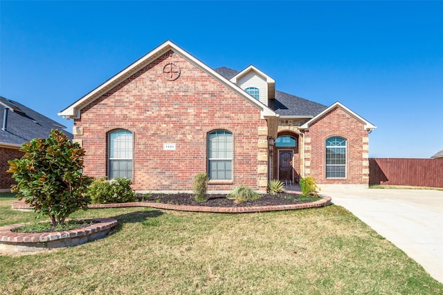 front facade featuring a front lawn