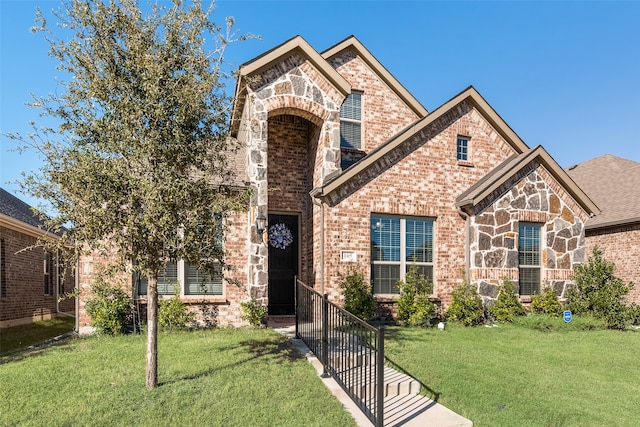 view of front of home featuring a front yard