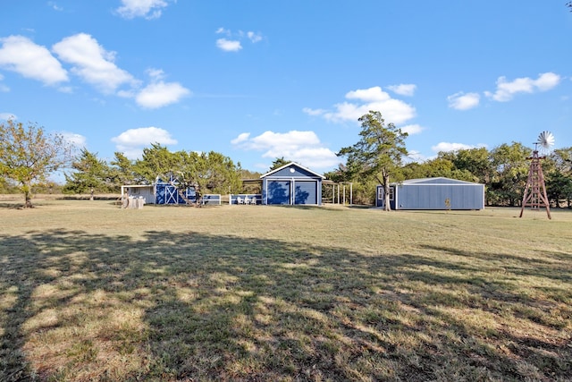 view of yard featuring an outbuilding