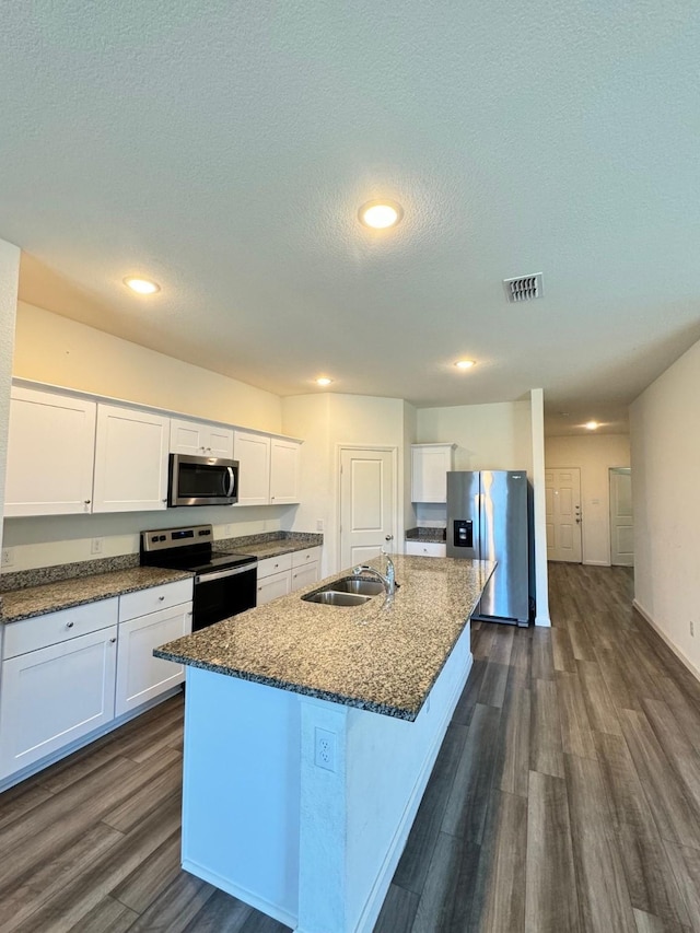 720 Juniper St, Anna, TX 75409 - kitchen featuring stainless steel appliances, a sink, dark wood finished floors, white cabinets, and recessed lighting
