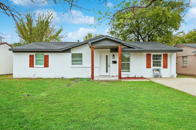 single story home with a front lawn