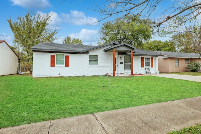 single story home with a front lawn