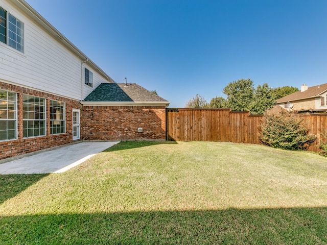 view of yard featuring a patio area