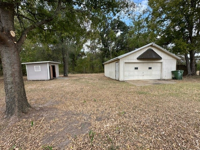 view of yard with an outbuilding and a garage