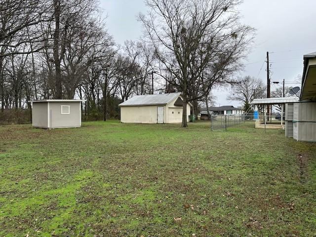 view of yard featuring an outdoor structure