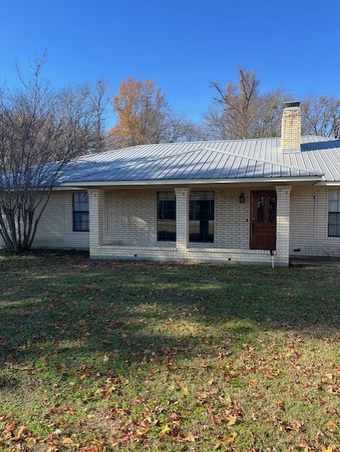 back of house featuring a lawn