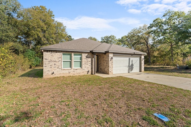 view of front of home featuring a front yard and a garage