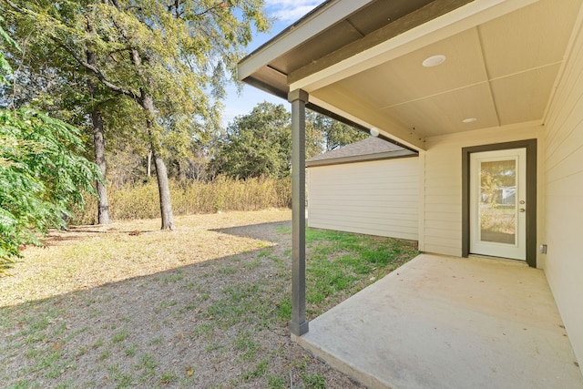 view of yard featuring a patio