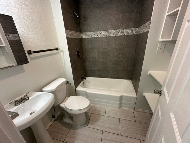 bathroom with tiled shower / bath and toilet