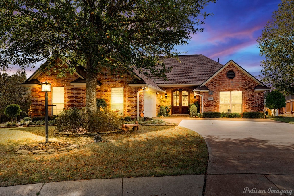 view of front of home featuring a lawn