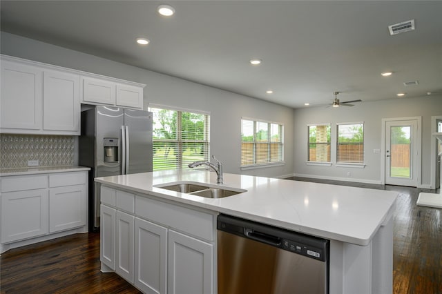 103 S Crestside Dr, Blue Ridge, TX 75424 - kitchen with visible vents, dark wood-style flooring, open floor plan, a sink, and stainless steel appliances