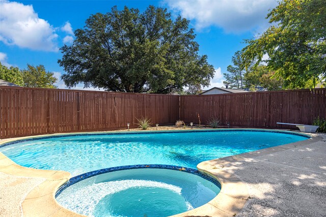 view of pool featuring an in ground hot tub