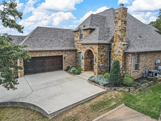 view of front facade featuring a garage