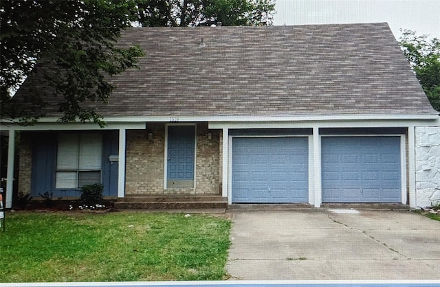 view of front facade featuring a garage, a front lawn, and a porch