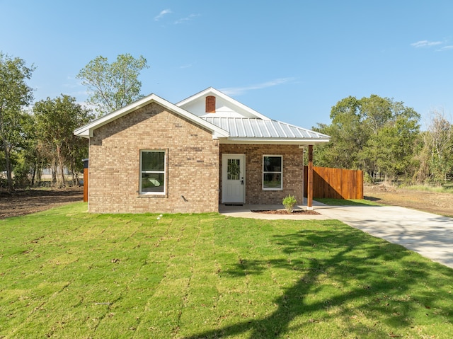 view of front facade featuring a front yard