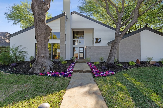 view of front of home featuring a front yard