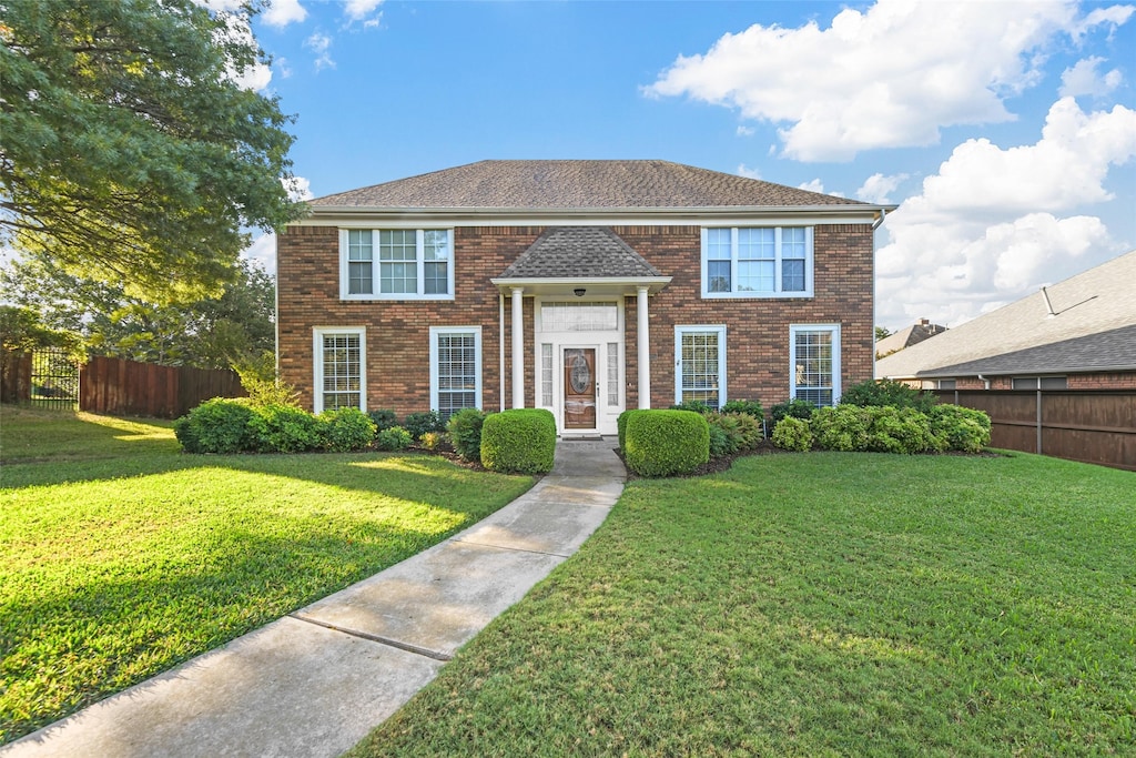 view of front facade with a front lawn