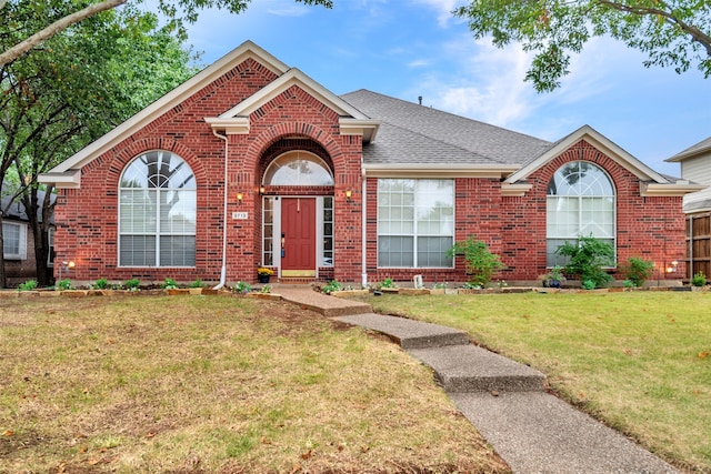 view of front of house featuring a front yard